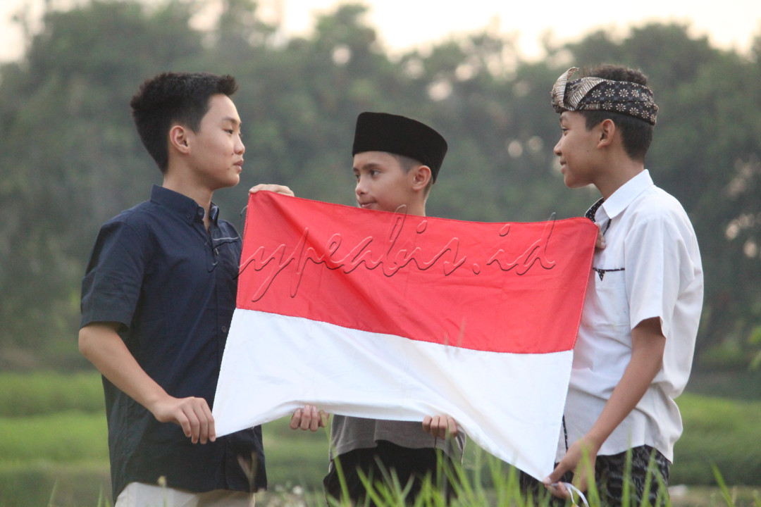 Ditahun politik ini banyak bermunculan pilihan terhadap para calon presiden dari berbagai kalangan dan etnis berbeda Agama di Nusantara perbedaan perbedaan tersebut dikalangan kita hidup bermasyarakat dan bernegara, jangan sampai menimbulkan perpecahan.<br />
sesungguhnya warna warni perbedaan, adalah satu, dibawah naungan sang saka merah putih. Perbedaan yang ada karena pilihan yang berbeda sesungguhnya hanyalah perbedaan pandangan semata tetapi sesungguhnya kita adalah dalam satu bangsa dan satu negara yaitu Indonesia. Marilah kita jaga solidaritas dalam merawat kebhinekaan dalam satu wadah Indonesia&nbsp;