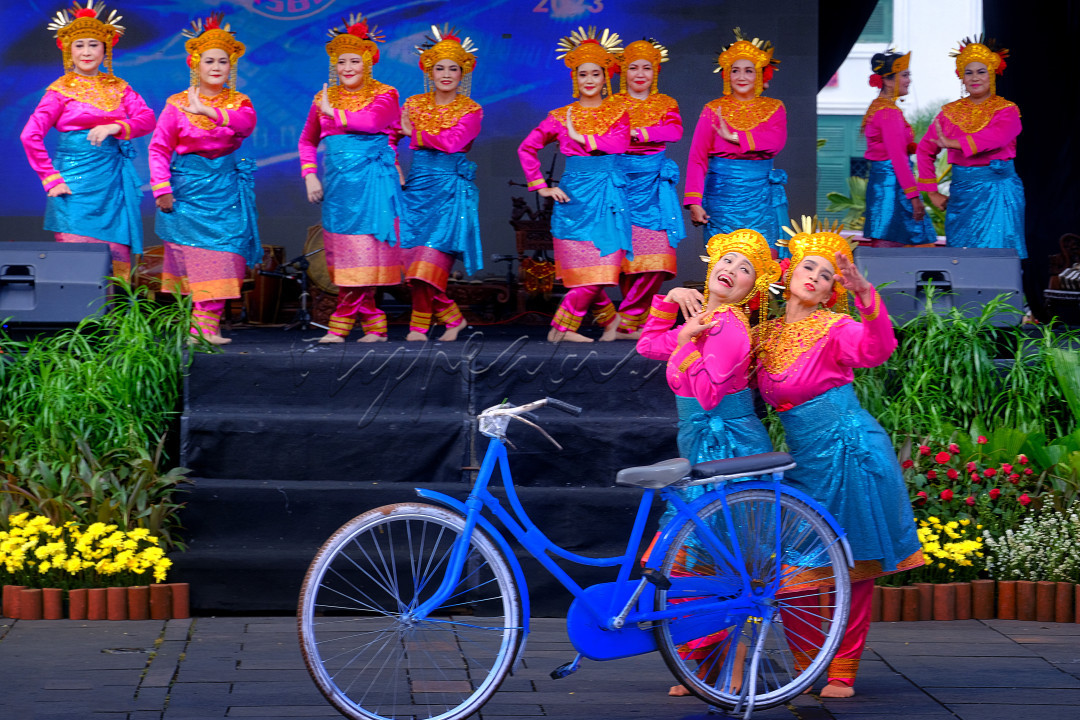 Festival World Dance Day yang diselenggarakan pada bulan Mei lalu di Kota tua menampilkan unsur seni dan budaya dari berbagai negara-negara asia yang ada. Salah satu penampilan dari seni budaya padang dengan tari puan melenggok.