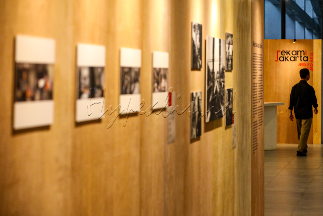 Pameran tersebut menyajikan rekam visual Kota Jakarta dengan segala peristiwa dan perubahan dalam rentang waktu tahun 1998 hingga 2023.
<div>&nbsp;</div>