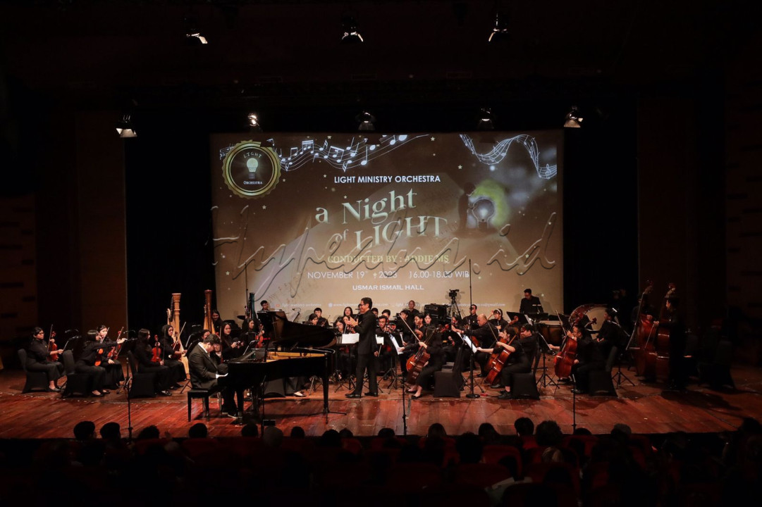 Light Ministry Orchestra (LMO) tampil membawakan lagu dalam konser A Night of Light di Jakarta.
