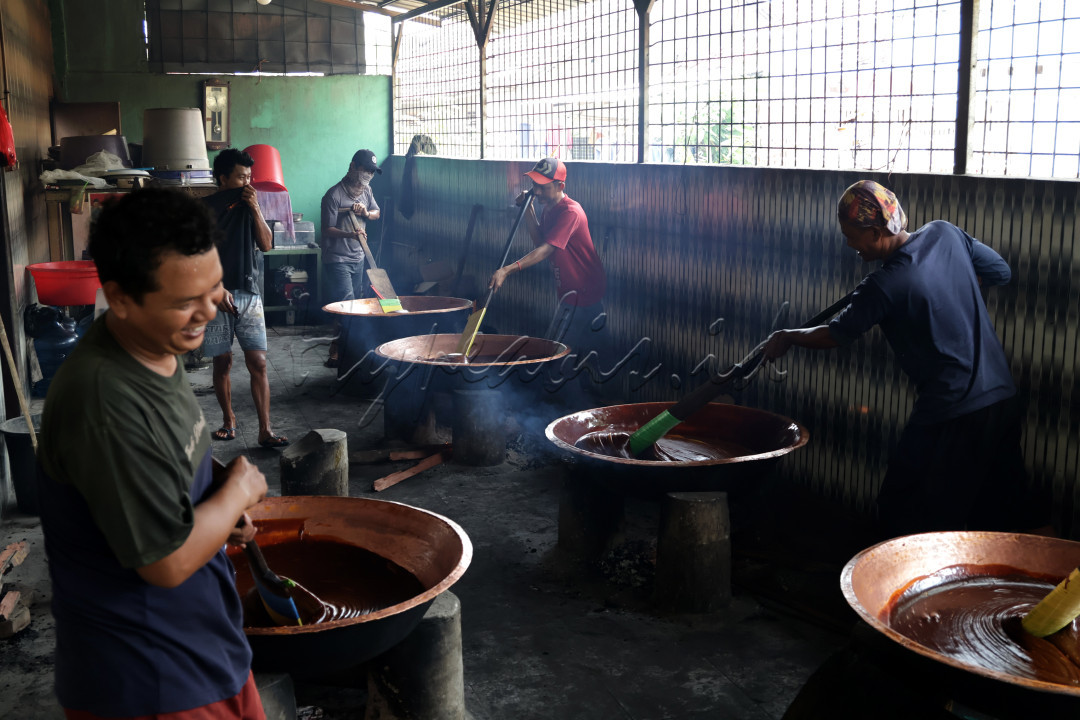 Sejumlah karyawan mengaduk wajan saat membuat dodol khas Betawi di Bekasi, Jawa Barat. Dodol Betawi merupakan makanan khas warga Jakarta yang sering terlihat atau dikonsumsi saat perayaan hari-hari besar seperti Idul Fitri, Idul Adha atau pun dalam perayaan Imlek&nbsp;
