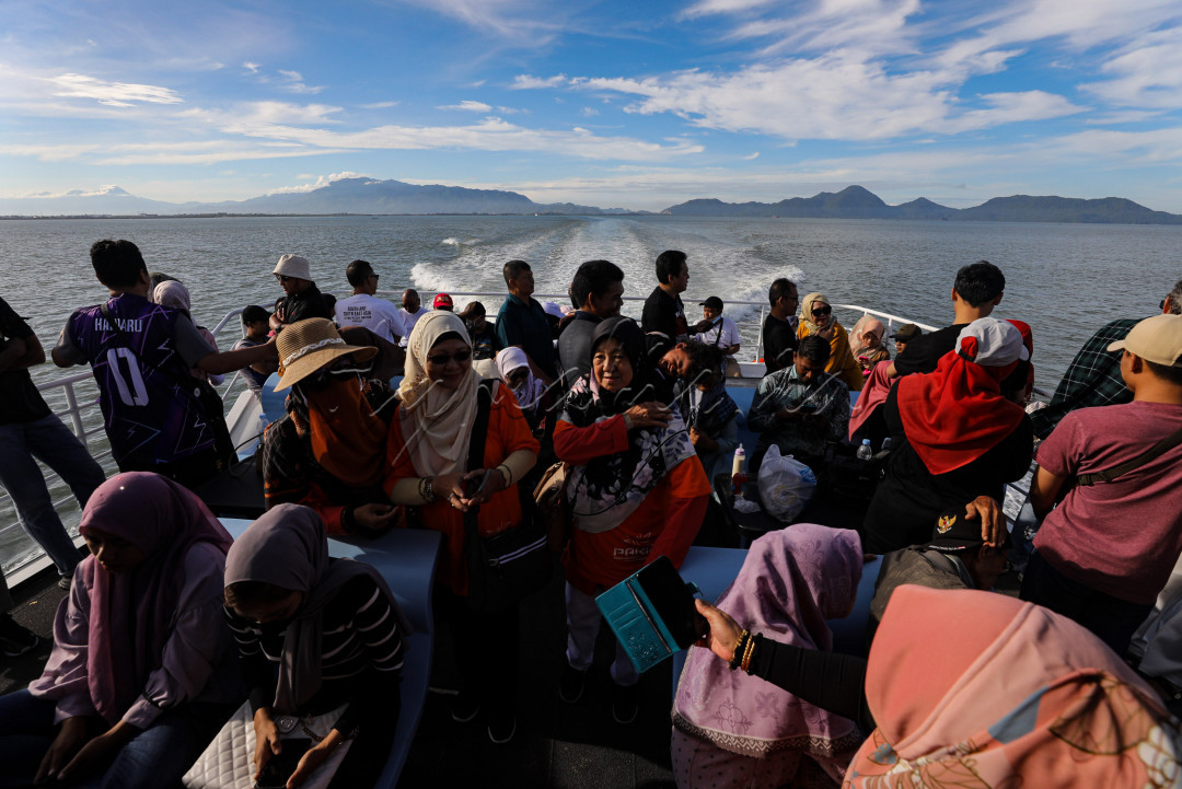 Sebagai negara kepulauan, Indonesia terdiri dari masyarakat yang tinggal di pulau-pulau kecil, dengan mobilitas yang sangat tinggi dari satu pulau ke pulau lainnya. Berbagai moda transportasi tersedia untuk penyeberangan antarpulau.