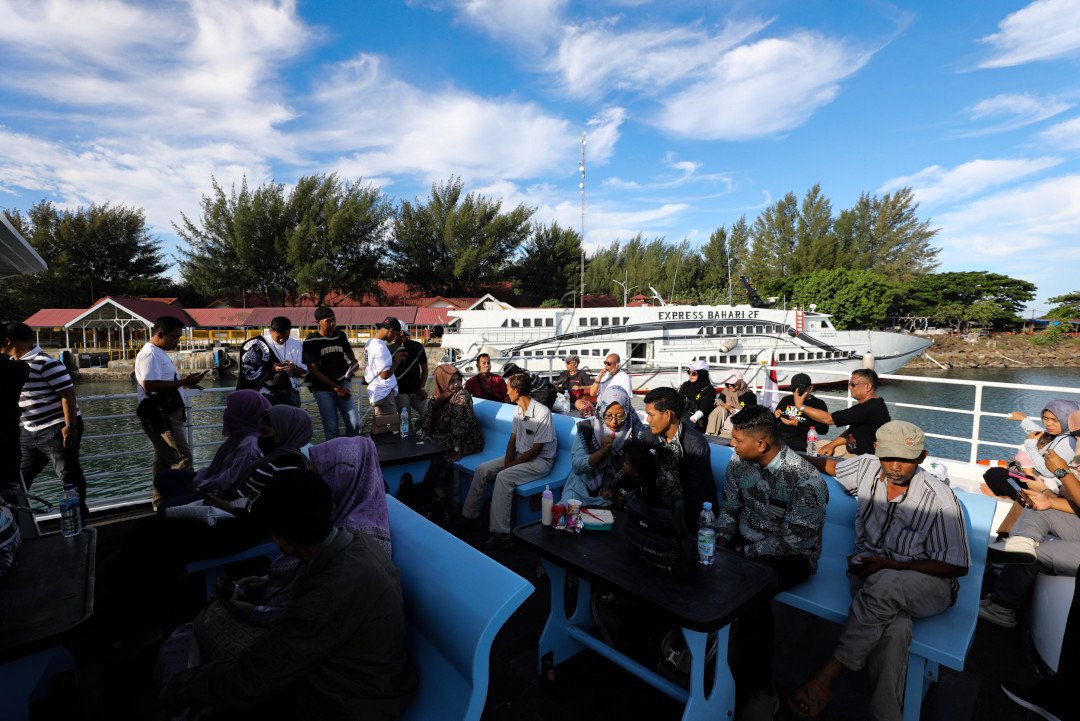 Kapal cepat masih menjadi salah satu transportasi andalan bagi masyarakat yang bepergian antarpulau kecil di Indonesia.