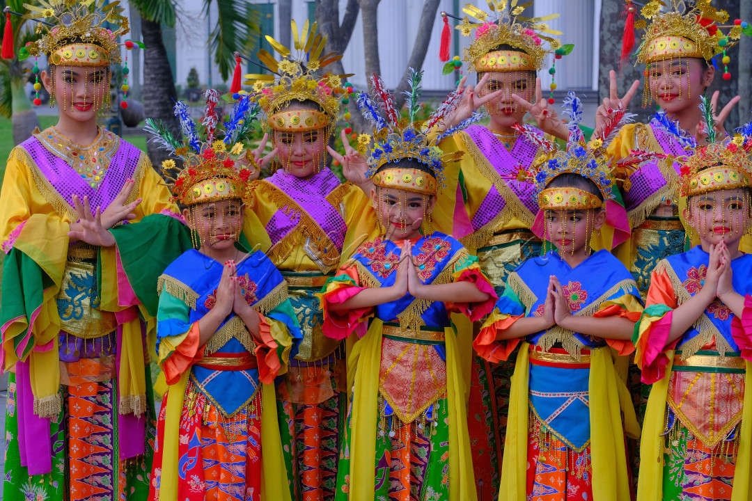 Penari peserta festival world dance day di Kota tua sebelum tampil