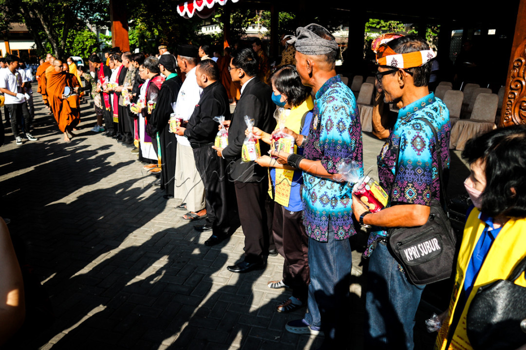 Perwakilan pemimpin lintas agama sedang menghadiri perayaan hari raya Waisak di kota Solo, Jawa Tengah. Momentum ini sebagai wujud solidaritas penganut agama merawat kebhinekaan dalam damai Waisak.