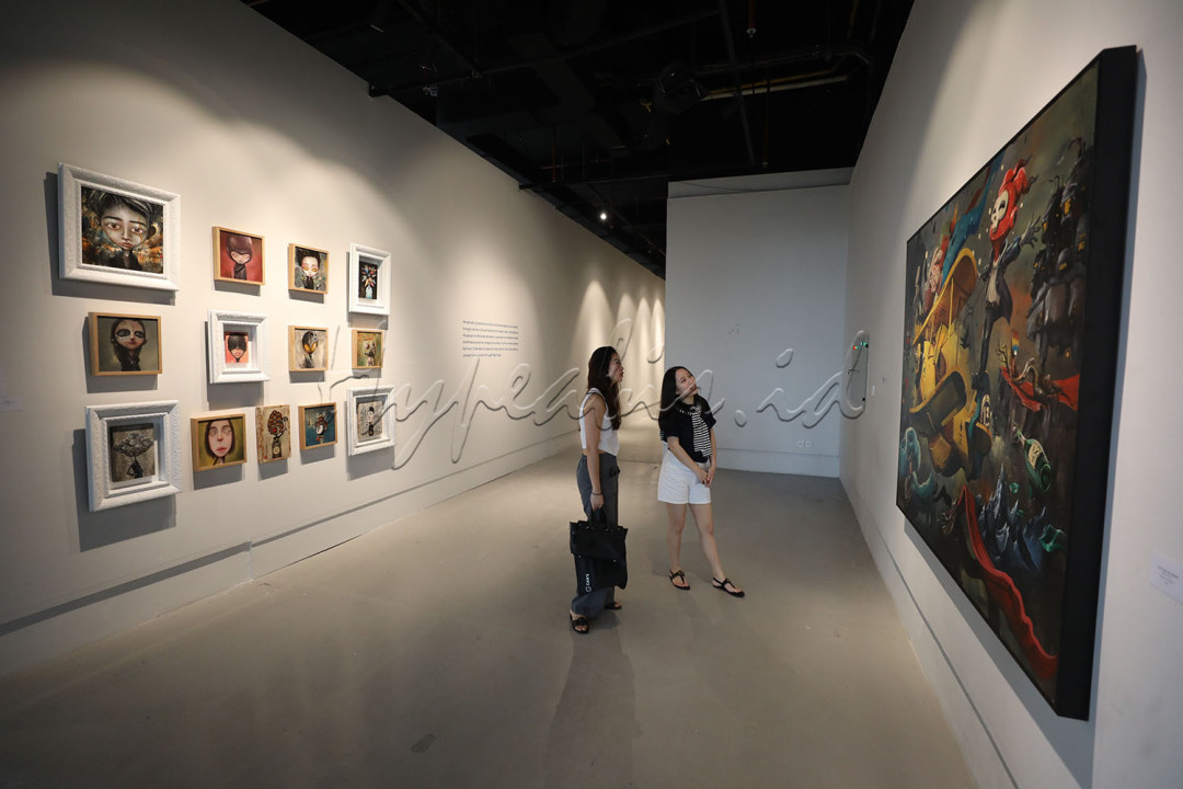 Bagi Oky Rey Montha (Kyre), tiga belas tahun&nbsp;<br />
sejak pameran tunggalnya yang pertama (atau enam belas tahun sejak ia pertama kali memamerkan&nbsp;<br />
karyanya di depan publik pada tahun 2007), merupakan suatu keniscayaan untuk menghadirkan&nbsp;<br />
eksplorasi mutakhir dengan serangkaian langgam yang pernah, sedang, dan akan diusungnya dalam&nbsp;<br />
satu proyek presentasi artistik.