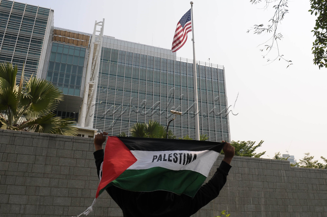 <br />
<br />
Ratusan orang Front Persaudaraan Islam &nbsp;melakukan aksi Solidaritas Untuk Palestina di Jakarta, Rabu (10/11/2023). Aksi dilakukan untuk mendukung penuh kemerdekaan Palestina dari Israel.<br />
&nbsp;