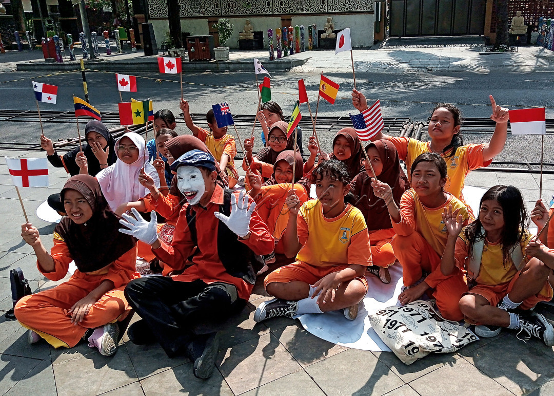 Anak anak menolak peperangan, menginginkan bangsa dunia untuk bersatu dalam ceria cinta penuh kedamaian.