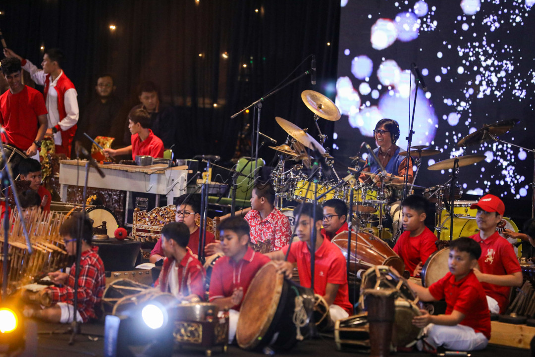 Musisi Gilang Ramdhan menggandeng sejumlah musisi muda untuk tampil pada Konser Pembuka Wara Wiri Feskraf 2023 di Taman Mini Indonesia Indah (TMII).
