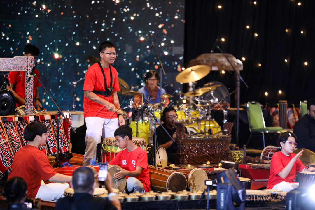 Konser orkestra ini menampilkan permainan 200 alat musik perkusi dari berbagai wilayah di Indonesia yang dimainkan oleh setidaknya 50 orang termasuk anak-anak dan berhasil memecahkan catatat Museum Rekor Dunia Indonesia (MURI) untuk Pagelaran Alat Musik Perkusi Asal Daerah Terbanyak.