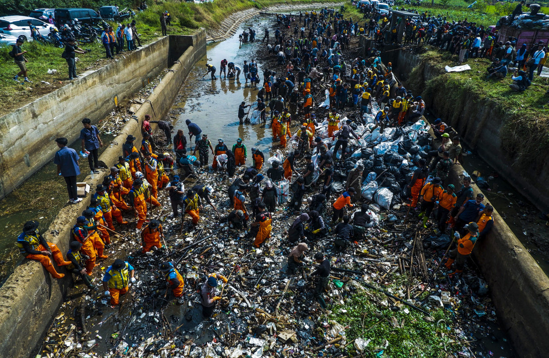Ratusan warga ikut serta membersihkan sampah di area Bendungan Bugel, aliran Sungai Cikeruh, Jalan Sukarame, Rancabango, Cimekar, Kecamatan Cileunyi, Kabupaten Bandung, Rabu (26/7/2023). Aksi bersih sungai yang diinisiasi oleh kelompok pegiat lingkungan Pandawara Group ini digelar untuk memperingati Hari Sungai Nasional setiap 27 Juli. Sebelumnya Pandawara juga melakukan hal serupa yaitu pembersihan sampah di Pantai Labuan, Banten dan Pantai Sukaraja, Lampung.
