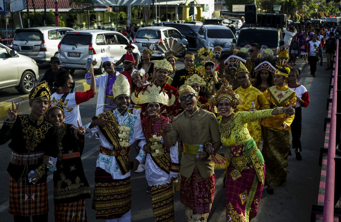 Rombongan pelajar dan mahasiswa bergaya di jalan protokol Jayapura, Papua saat Karnaval Budaya Papua Youth Creative Hub. Dengan memakai ragam pakaian tradisional dari seluruh provinsi di Indonesia, iring-iringan karnaval ini melintasi sejumlah titik-titik strategis di Kota Jayapura.&nbsp;