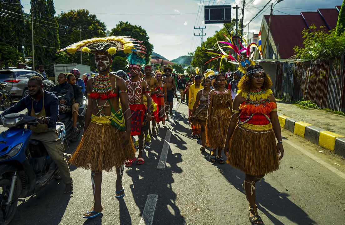Rombongan pelajar dan mahasiswa memakai pakaian tradisional Papua Jayapura, Papua saat Karnaval Budaya Papua Youth Creative Hub. Dengan memakai ragam pakaian tradisional dari seluruh provinsi di Indonesia juga, iring-iringan karnaval ini melintasi sejumlah titik-titik strategis di Kota Jayapura.&nbsp;