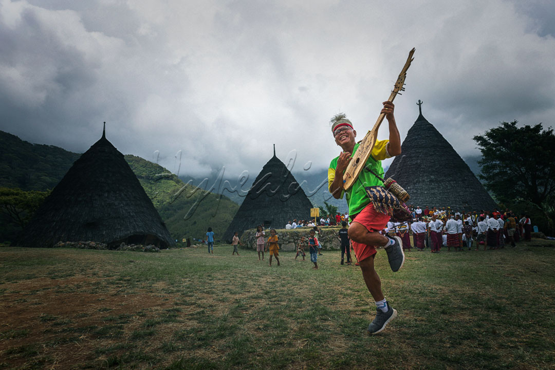 Pak kon bernyanyi dengan riang gembira di sela acara tarian "Caci" pada rangkaian upacara adat Penti masyarakat desa Waerebo Nuta Tenggara Timur.&nbsp; Penti adalah upacara adat sebagai ucapan bentuk syukur menyambut musim tanam telah tiba.