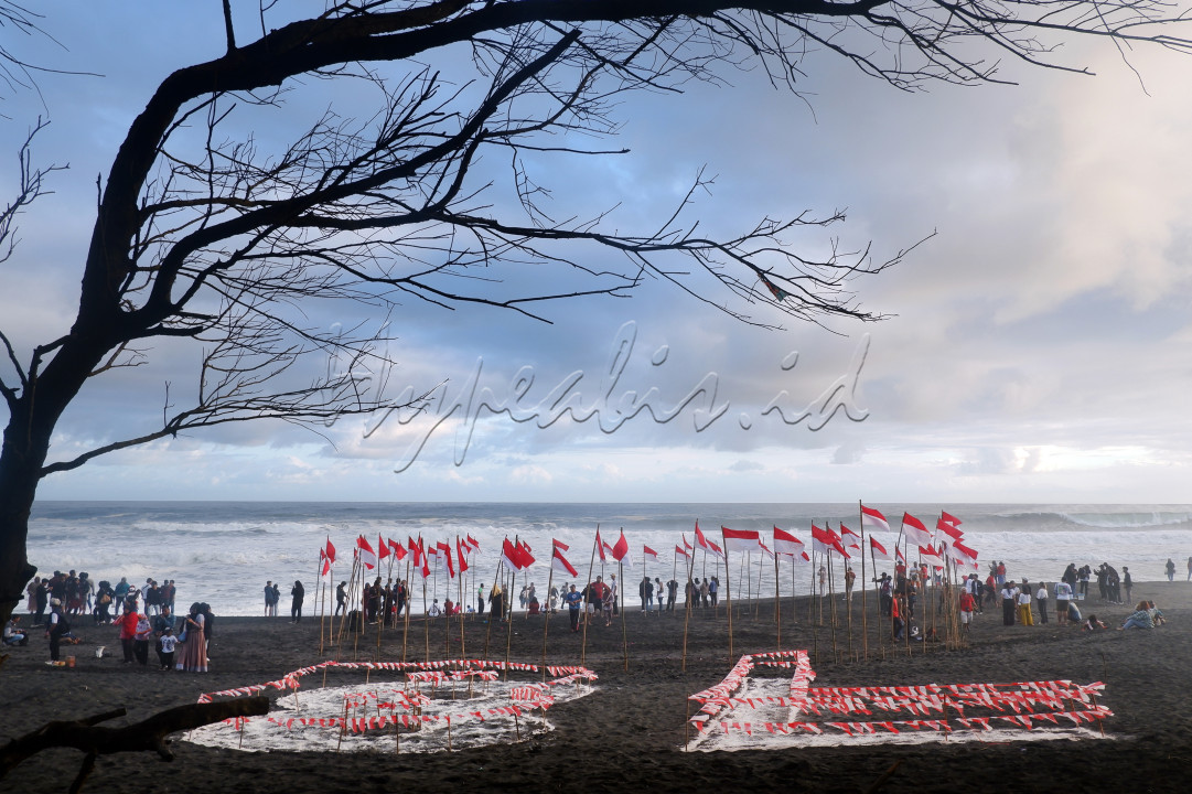 Banyak cara dilakukan untuk memperingati HUT RI ke 78, sa;ah satunya mengadakan pertunjukan di tepi pantai dan menghias dengan bendera merah putih yang berbentuk angka 78
