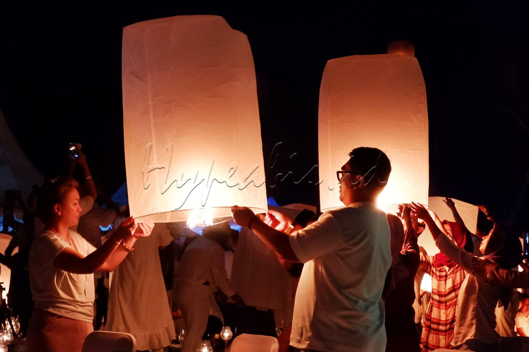 Bersama sama menerbangkan lampion