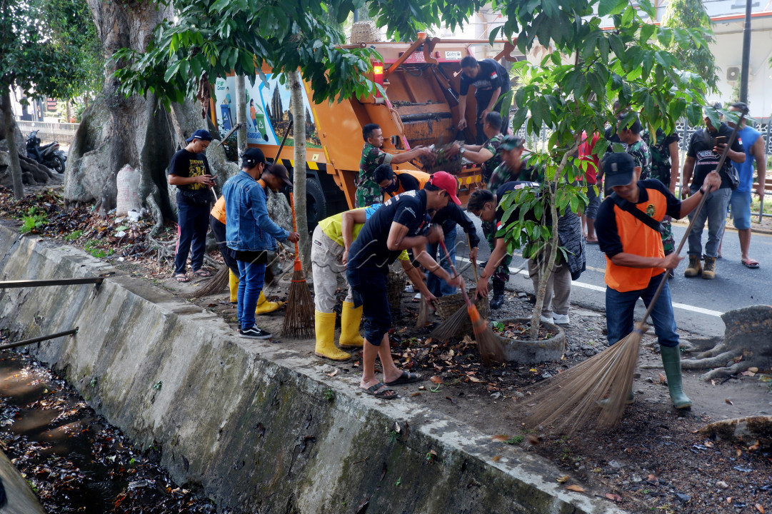 Kerja Bakti Pemuda Dan TNI, untuk menumbuhkan cinta tanah air