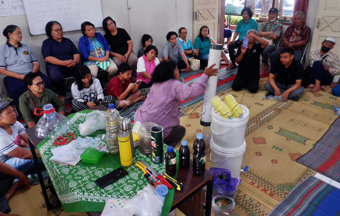 Pelatihan mendaur ulang sampah rumah tangga