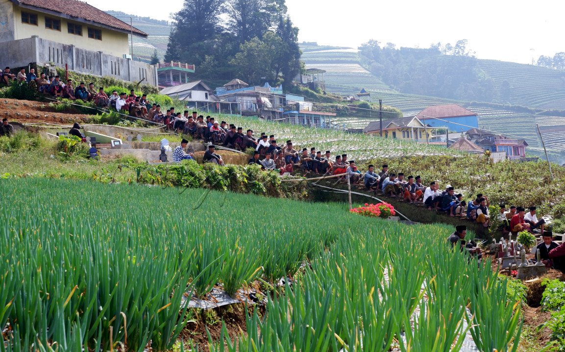 Melestarikan adat dan budaya sebagai pemersatu bangsa
