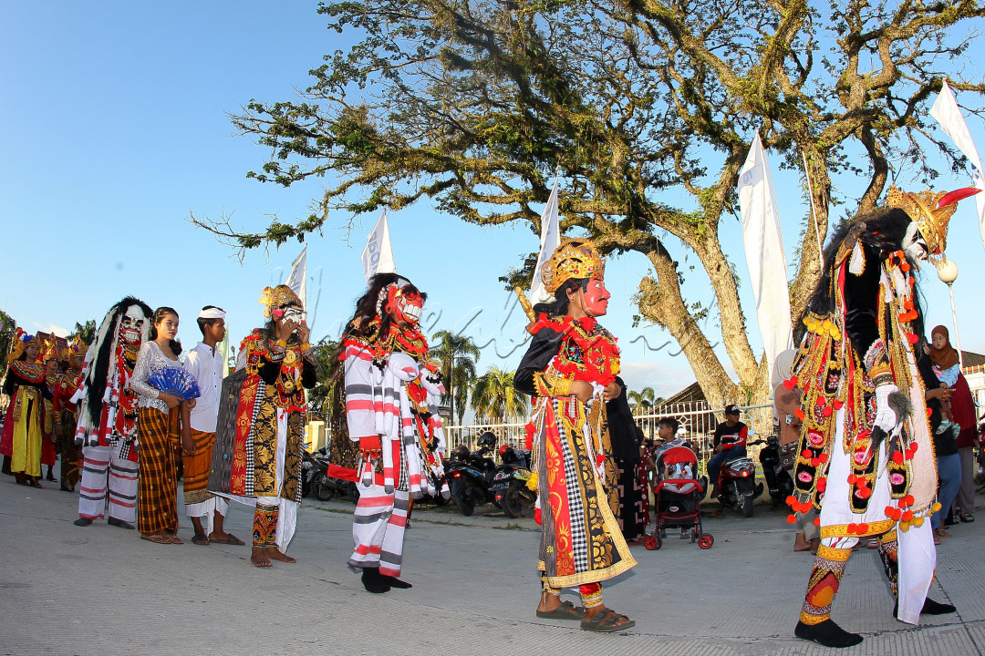 Fashion show baju adat dari Suku-suku bangsa di ajang Masamba Festival 2023.