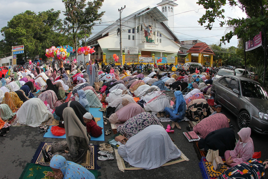 Umat Muslim Kota Palopo menggelar Salat ID 1443 H di depan Gereja Santo Paroki. Toleransi beragam dijunjung tinggi di Palopo.