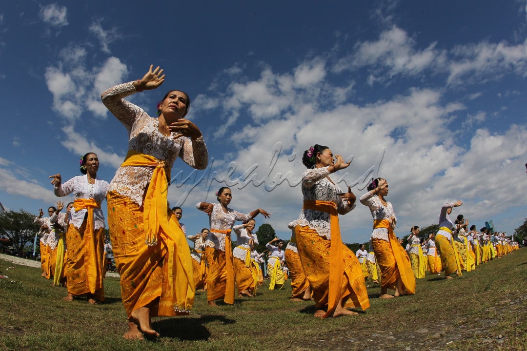 Ratusan perempuan dari Suku Bali yang sudah menjadi warga Luwu Utara, mempersembahkan Tarian Kecak Massal saat event Masamba Festival 2023.