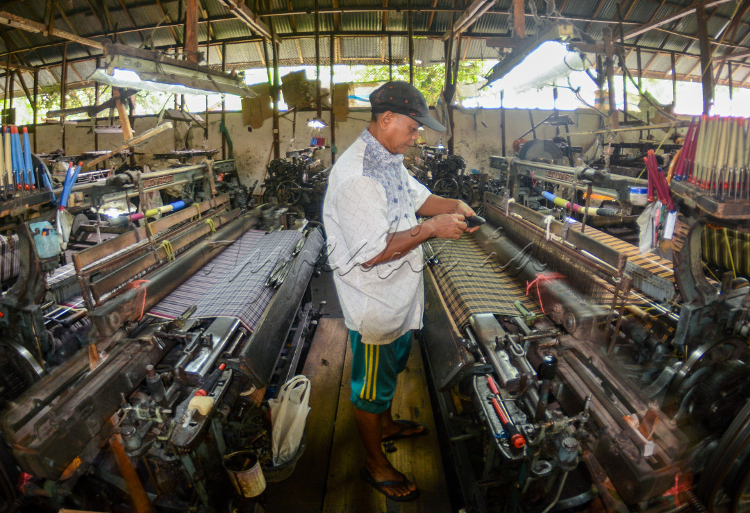Sarung tenun silungkang ini, memiliki kualitas kain yang sangat baik, warna tidak luntur dan bahannya yang adem membuat permintaan sarung tenun ini terus mengalami kemajuan yang signifikan.<br />
bapak ini tengah mengoperasikan dua mesin tenun , agar supaya pengerjaan lebih cepat memenuhi target dan kebutuhan pasar.