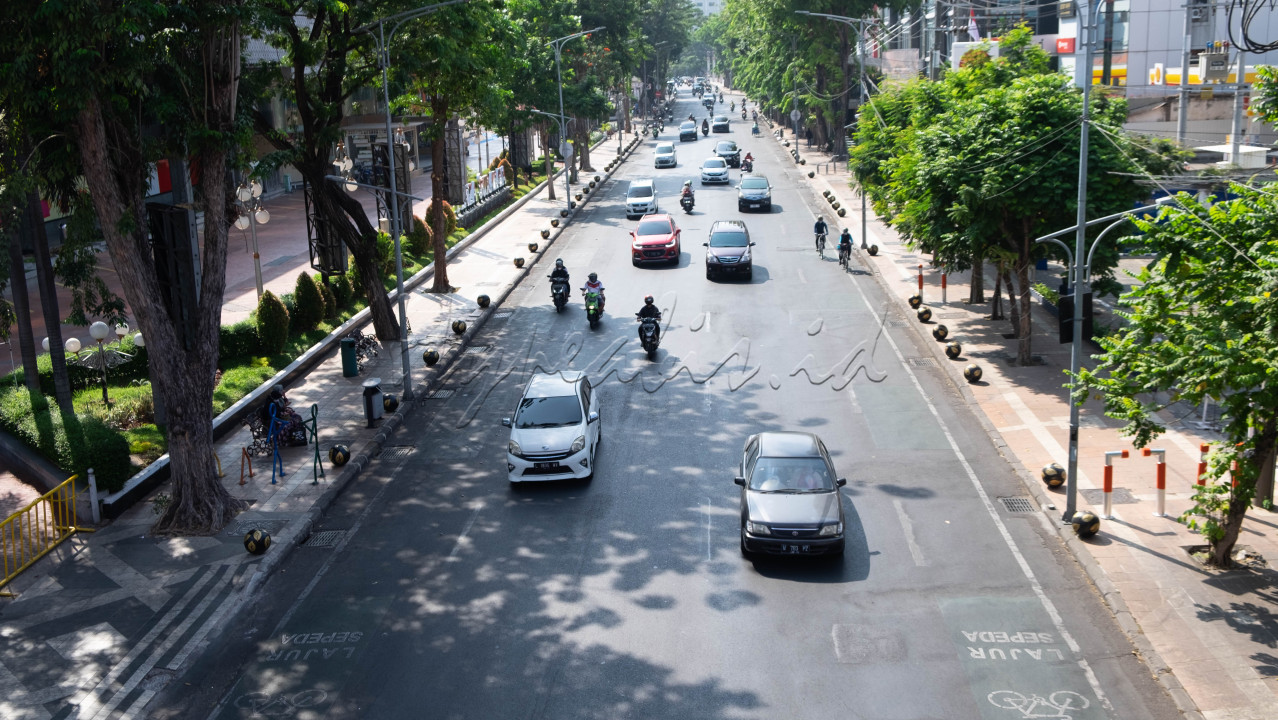 Indonesia merupakan salah satu negara dengan pengguna kendaraan bermotor terbanyak. Sebagai masyarakat yang gemar menggunakan kendaraan bermotor, kita juga harus memiliki rasa saling toleransi dan menghormati antar sesama pengendara dan juga pengguna jalan lainnya. Hal paling mudah untuk menunjukkan sikap toleransi antar sesama pengguna jalan adalah dengan tidak menyerobot jalan yang telah disediakan baik itu untuk kendaraan bermotor, pejalan kaki, serta untuk para pesepeda agar tercipta kenyamanan bagi setiap pengguna jalan.