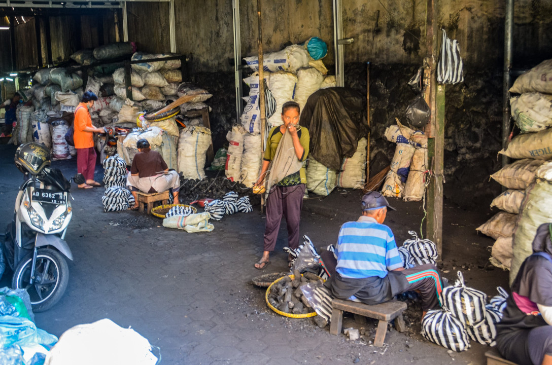 Yogyakarta sebagai pusat angkringan terbesar dengan ciri khas ketradisionalannya sangat membutuhkan penunjang bahan bakar bagi pemanasnya yaitu arang.<br />
Masih sangat kental masyarakat dalam penggunaan arang ini. Selain untuk angkringan juga untuk keperluan dapur sebagai pengganti gas elpigi.