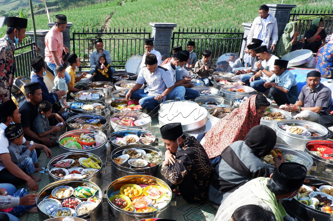 Kembul Bersama adalah acar makan bersama seluruh warga atau Sadranan, untuk menghormati para leluhur, biasanya di adakan sebelum bulan Puasa,