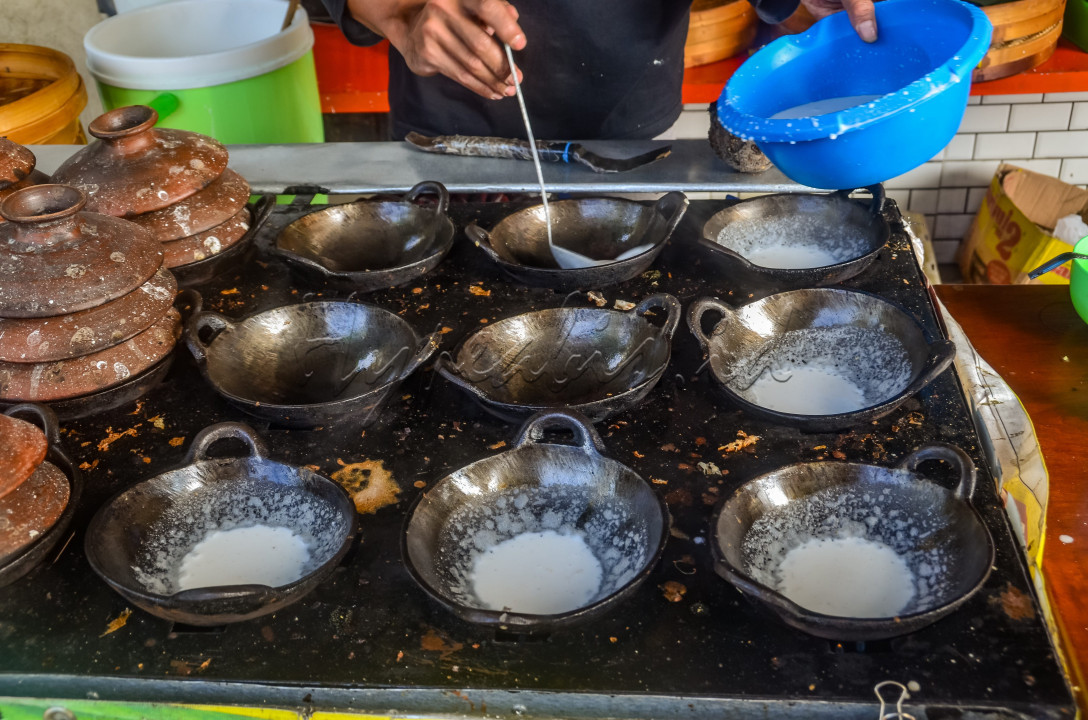 Jajanan tradisional yang masih banyak diminati berbahan tepung dan santan, hargapun tergolong sangat ramah dikantong hanya Rp. 1.000 - Rp. 2.500 tergantung aneka topping yang diminati.