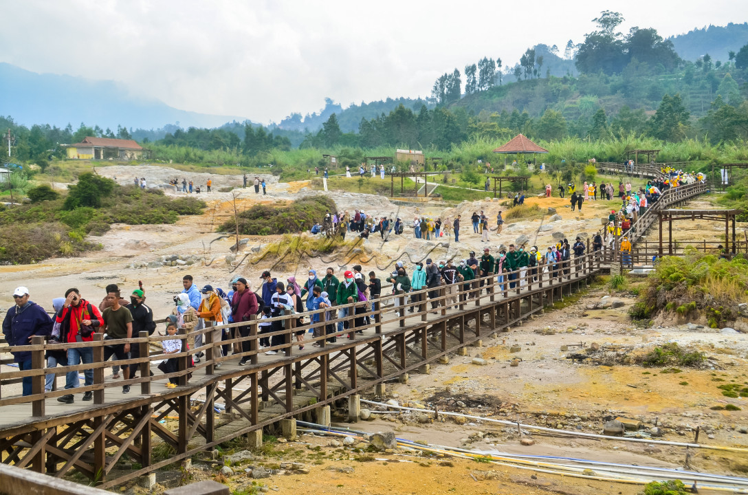 Hal yang paling dinanti-nantikan bagi orang-otang adalah saat musim liburan tiba. Orang-orang sudah mulai mencari lokasi wisata yang pas untuk liburan bersama keluarganya. Kawah Sikidang Dieng salah satunya merupakan tempat tujuan favorit yang terkenal dengan jembatan unik panjangnya dan kawah yang masih aktif. Berada di kaki Gunung Pangonan, Kawah Sikidang ini sangat sejuk hawanya walaupun sedikit berbau belerang tergantung arah angin berhembus.