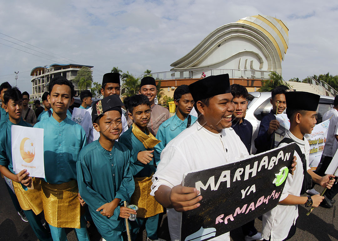 Pelajar membawa poster menyambut bulan Ramadan saat pawai di Tanjungpinang, Kepri 19 Maret 2023. Bulan Ramadan disambut dengan gembira oleh umat Islam dan umat non Islam lainnya karena banyak peluang usaha dibulan itu.