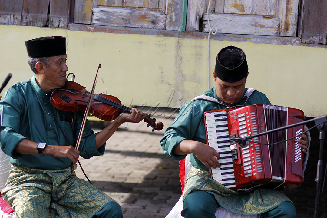Seorang pemain biola dan painika yang membentuk musik melayu yang indah di Pulau Penyengat, Tanjungpinang, Kepri 29 Juli 2023. Kota Tanjungpinang adalah kota yang dihuni beragama etnis dan suku agama yang hidup rukun.
