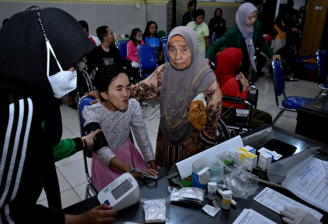 Seorang pasien diantar ibunya diperiksa rekam kesehatan oleh petugas&nbsp; dilaksanakan&nbsp; 1 bulan sekali di posyandu disabilitas Pakisaji, Malang, Jawa Timur. 20/09/2023. Di Malang sudah berdiri 8 Posyandu disabilitas di tingkat desa. Untuk memudahkan anak-anak ABK dan dewasa. Untuk mendapatkan layanan kesehatan umum, fisioterapi dan memantau tumbuh&nbsp; kembang kesehatan&nbsp; dengan gratis.<br />
Layanan khusus&nbsp; disabilitas sulit&nbsp; ditemui di tingkat Puskesmas dan hanya&nbsp; Rumah&nbsp; sakit&nbsp; tertentu<br />
Posyandu ini hasil gotong royong; pemerintah desa, Dinas Kesehatan, Dinas Sosial, komunitas forum desa inklusi, RS Jiwa Lawang dan organisasi&nbsp; Kemasyarakatan.<!--/data/user/0/com.samsung.android.app.notes/files/clipdata/clipdata_bodytext_231129_174837_522.sdocx-->
