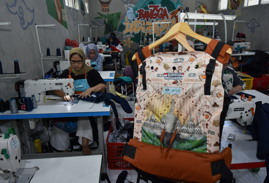 Sejumlah&nbsp; pekerja&nbsp; menjahit pembuatan gendongan bayi bertema keaneragaman seni budaya indonesia di&nbsp; sebuah UMKM di&nbsp; kelurahan Pandawangi, kota&nbsp; Malang,&nbsp; Jawa Timur. 14/6/2023. Produk gendong bayi ini dipasarkan&nbsp; ke Jakarta,Surabaya,Bandung da luar negeri (Jepang, Australia, dan Malaysia).<!--/data/user/0/com.samsung.android.app.notes/files/clipdata/clipdata_bodytext_231129_180831_263.sdocx-->