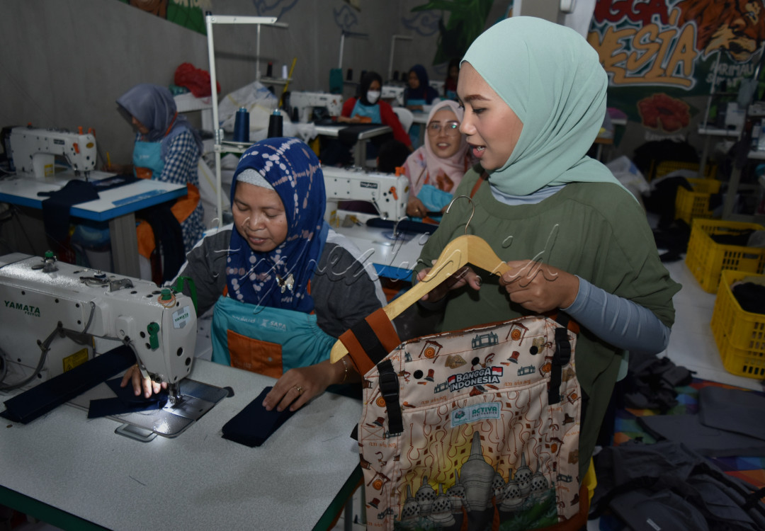 Sejumlah&nbsp; pekerja&nbsp; menjahit pembuatan gendongan bayi bertema keaneragaman seni budaya indonesia di&nbsp; sebuah UMKM di&nbsp; kelurahan Pandawangi, kota&nbsp; Malang,&nbsp; Jawa Timur. 14/6/2023. Produk gendong bayi ini dipasarkan&nbsp; ke Jakarta,Surabaya,Bandung da luar negeri (Jepang, Australia, dan Malaysia).<!--/data/user/0/com.samsung.android.app.notes/files/clipdata/clipdata_bodytext_231129_180831_263.sdocx-->