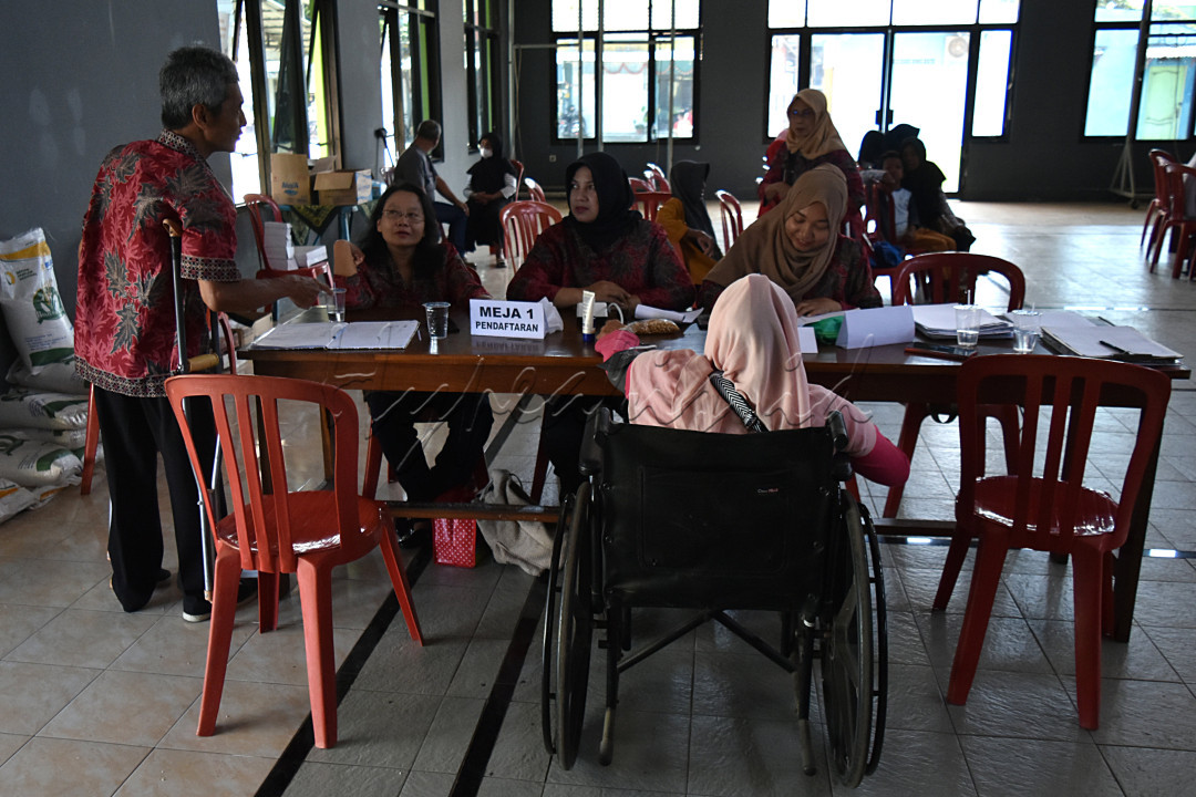 Warga disabilitas antri&nbsp;&nbsp; pemeriksaan kesehatan oleh petugas&nbsp; dilaksanakan&nbsp; 1 bulan sekali di posyandu disabilitas Pakisaji, Malang, Jawa Timur. 20/09/2023. Di Malang sudah berdiri 8 Posyandu disabilitas di tingkat desa. Untuk memudahkan anak-anak ABK dan dewasa. Untuk mendapatkan layanan kesehatan umum, fisioterapi dan memantau tumbuh&nbsp; kembang kesehatan&nbsp; dengan gratis.<br />
Layanan khusus&nbsp; disabilitas sulit&nbsp; ditemui di tingkat Puskesmas dan hanya&nbsp; Rumah&nbsp; sakit&nbsp; tertentu<br />
Posyandu ini hasil gotong royong; pemerintah desa, Dinas Kesehatan, Dinas Sosial, komunitas forum desa inklusi, RS Jiwa Lawang dan organisasi&nbsp; Kemasyarakatan.<br />
<!--/data/user/0/com.samsung.android.app.notes/files/clipdata/clipdata_bodytext_231129_192336_203.sdocx-->