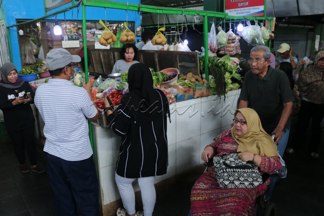 Seorang pengunjung disabilitas menggunakan kursi roda disediakan oleh pengelola, saat berkunjung di pasar tradisional Oro-oro Ombo di kota Malang, Jawa Timur.11-06-2023. Pasar ini direvitalisasi&nbsp; oleh&nbsp; pemerintah setempat, dahulu terkesan&nbsp; kotor dan becek. Sekarang terkesan&nbsp; bersih dengan&nbsp; layanan kursi roda, keranjang belanja, ruang ASI dan transaksi non-tunai di setiap lapak pedagang.<!--/data/user/0/com.samsung.android.app.notes/files/clipdata/clipdata_bodytext_231129_195327_827.sdocx-->