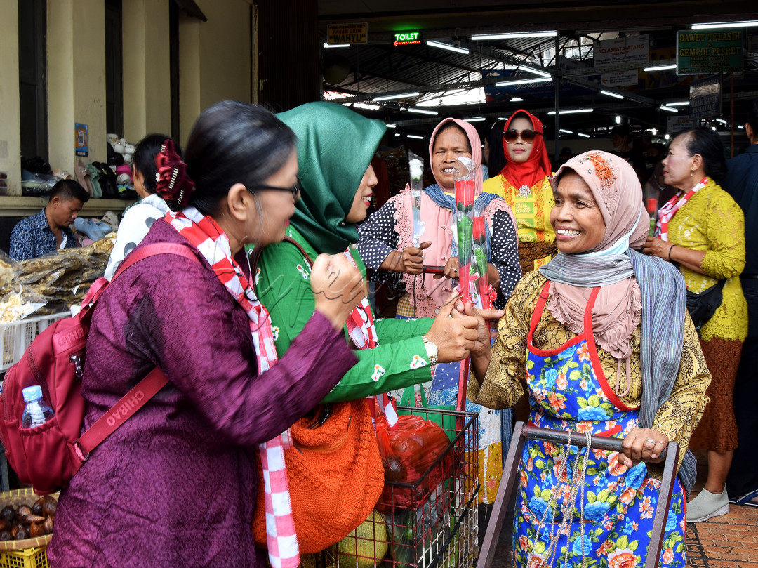 Komunitas cinta Kartini, saat memperingati hari RA Kartini 21 April 2023, berkunjung ke pasar Gede Solo. Disamping memberi sembako kepada para buruh gendong, juga memberi sport dengan untaian setangkai bunga mawar cinta kasih supaya tetap semangat bekerja.