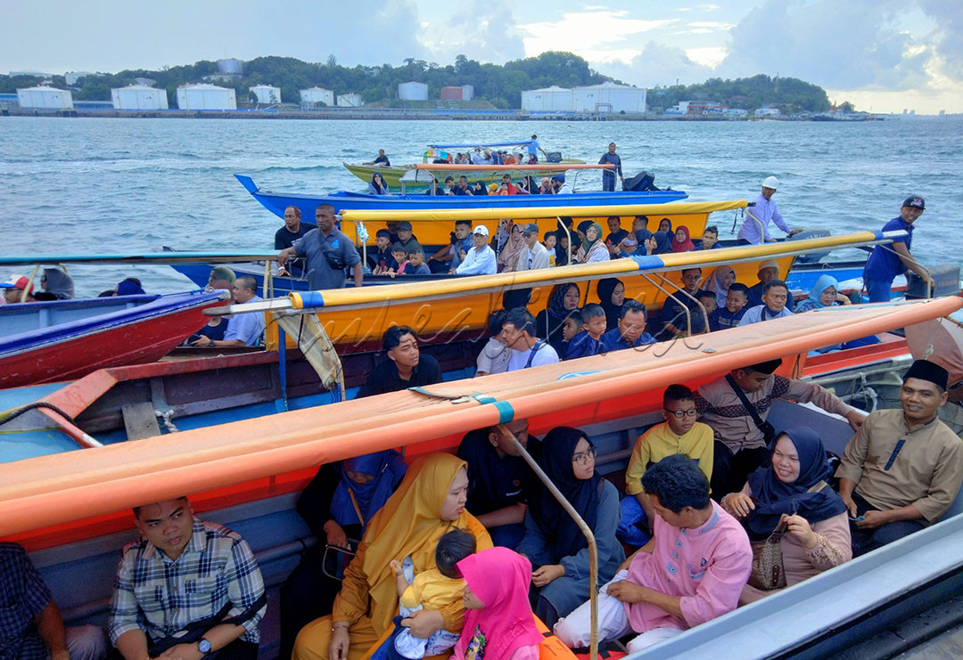 Perahu motor pancung sedang menunggu antrian bersandar di pelabuhan Pulau Belakangpadang, Kota Btaam 23 April 2023.