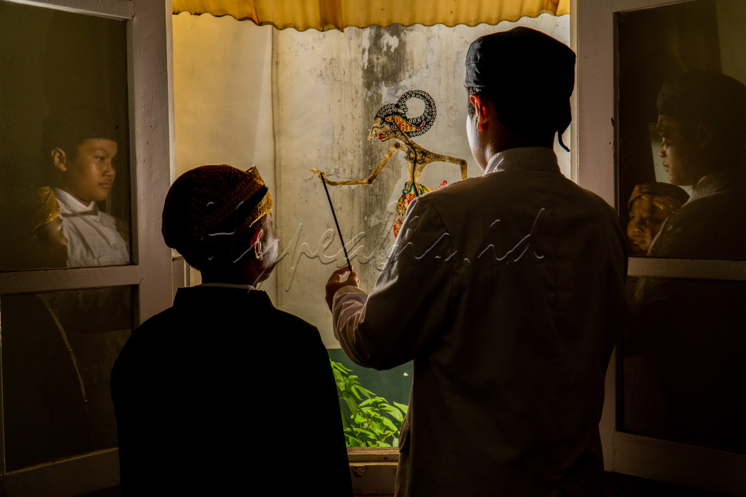 Wayang, Toleransi, dan Dakwah Walisongo<br />
Dakwah walisongo yang dilakukan para pembawa ajaran Islam yaitu dengan memadukan budaya yang sudah ada dengan memasukkan ajaran-ajaran Islam. Sehingga Islam tidak menghilangkan susunan budaya asli yang sudah melekat pada tatanan masyarakat Jawa, melainkan Islam datang untuk membenahi ajaran-ajaran yang sudah ada. Dengan adanya perpaduan ini, menunjukkan betapa jeniusnya walisongo dalam mengolah perbedaan menjadi satu kesatuan.