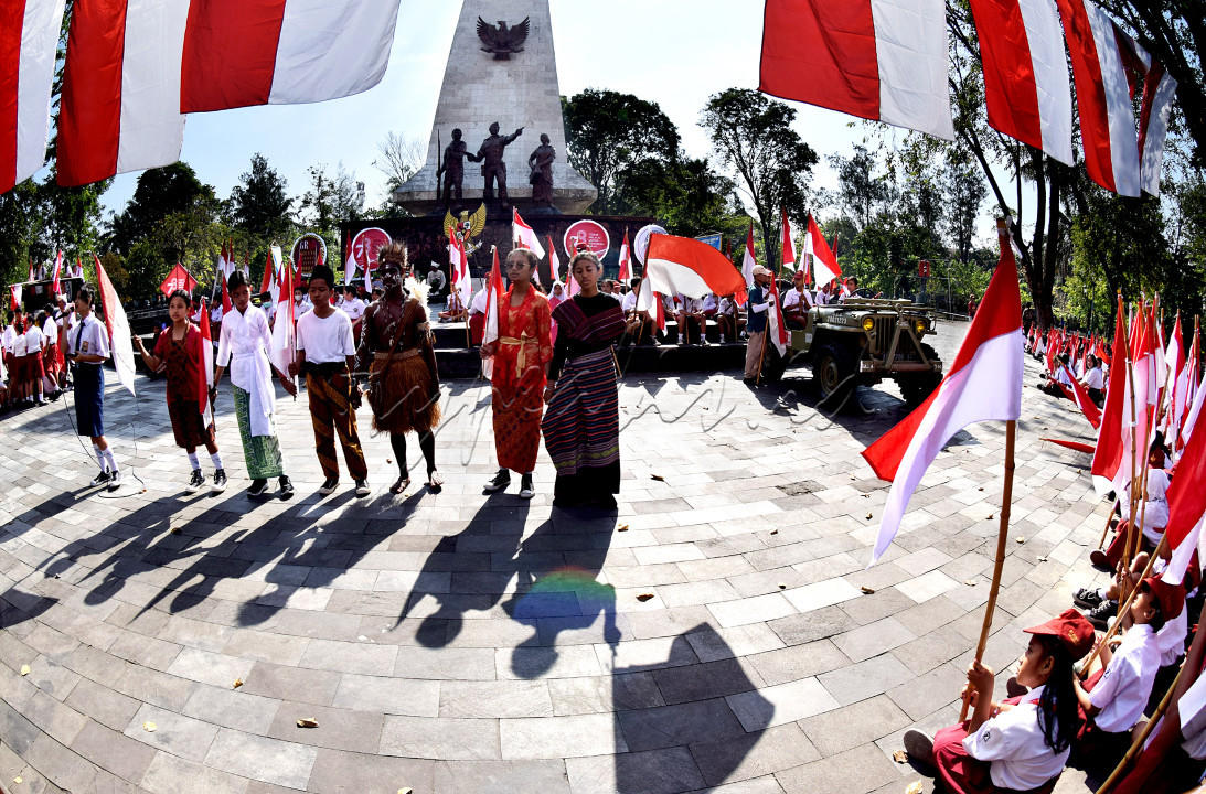 Ikrar anak anak milenial kota Solo, menjunjung tinggi nilai-nilai Sang Saka Merah Putih Pancasila, bersatu dalam meraih masa depan lebih maju NKRI.Ikrar anak anak milenial kota Solo, menjunjung tinggi nilai-nilai Sang Saka Merah Putih Pancasila, bersatu dalam meraih masa depan lebih maju NKRI.