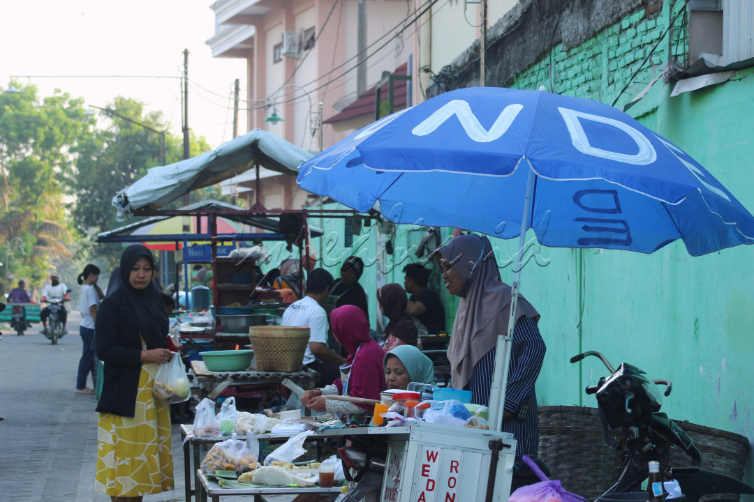 pasar sebagai tempat interaksi yang umum, dimana pasar berperan dalam meningkatkan aspek sosial masyarakat. dalam pasar masyarakat saling menukar keuntungan satu sama lain demi memenuhi kebutuhan hidupnya.