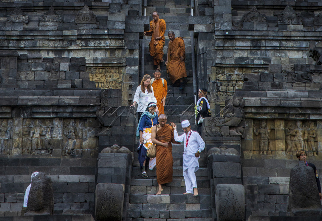 turun bersama menyusuri tangga candi borobudur