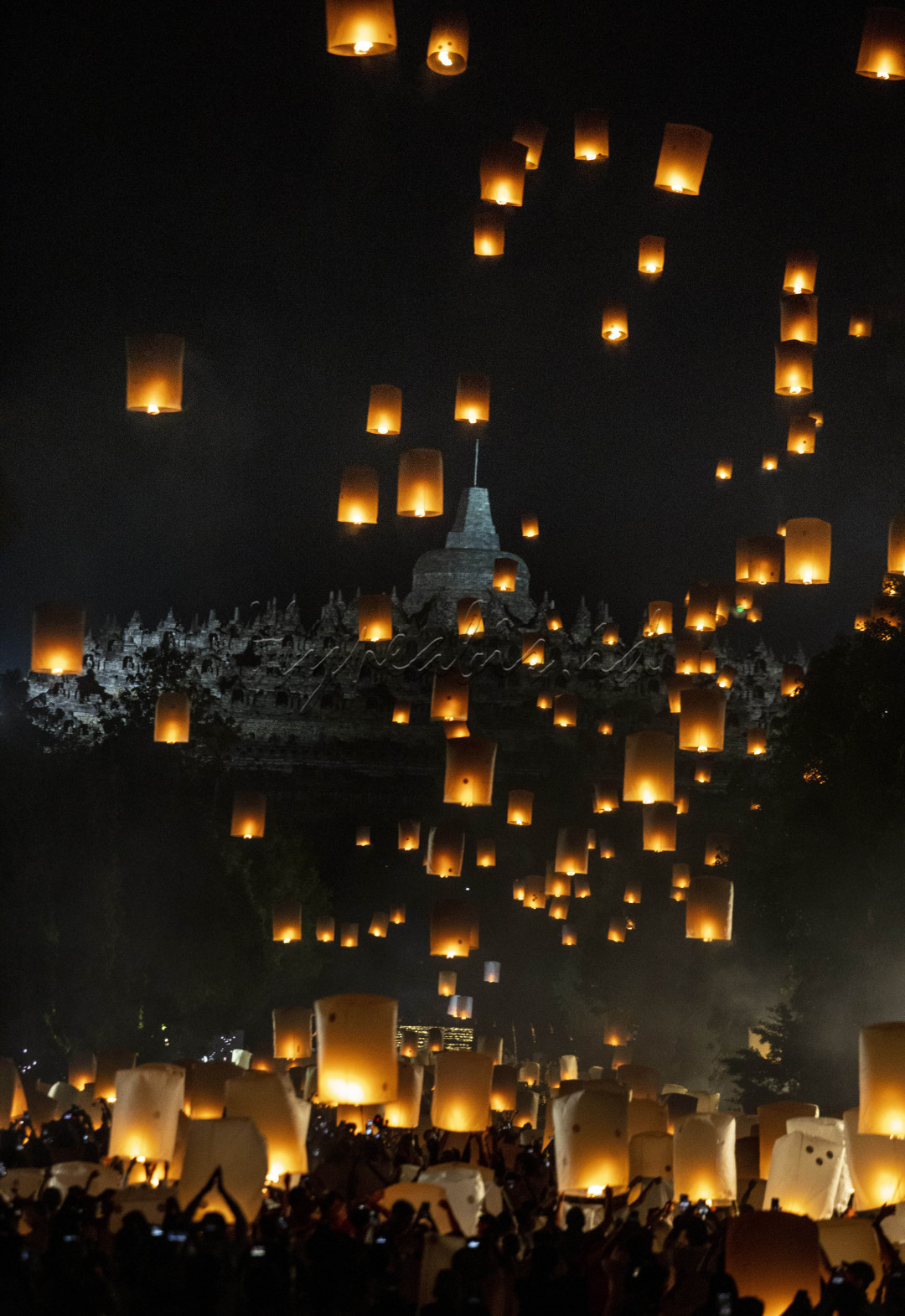 penerbangan lampion sebagai simbul/doa sebuah harapan,yang dilaksanakan berbagai element masyrakat&nbsp;
