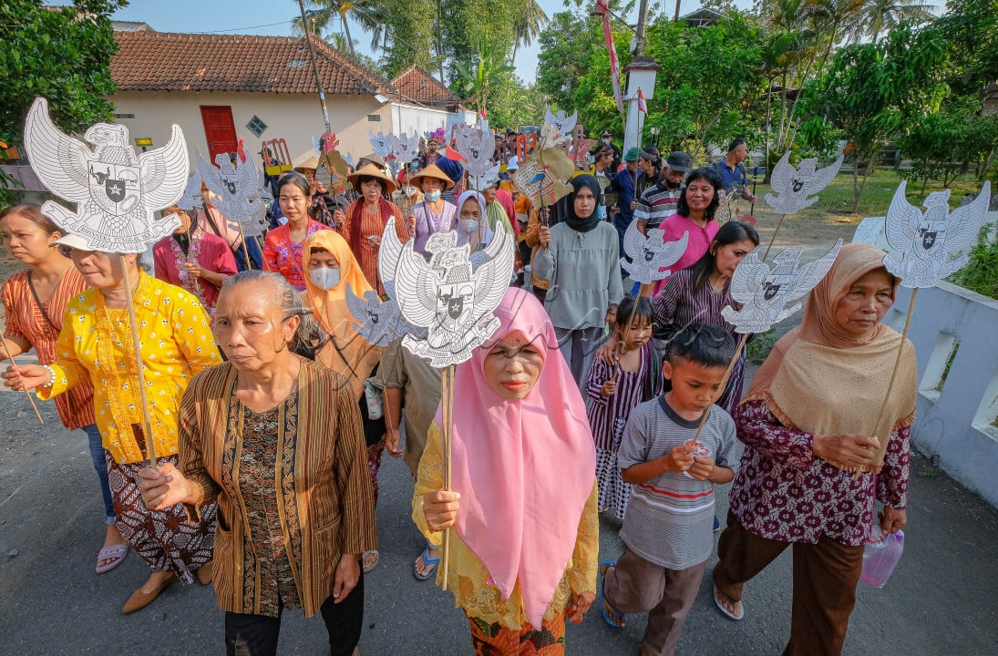 Masyarakat Kampung Kanutan, Sumbermulyo, Bambanglipuro, Bantul, Yogyakarta yang terdiri dari berbagai latar belakang agama solid dalam kebersamaan saat mengikuti Kirab Budaya keliling kampung.&nbsp;