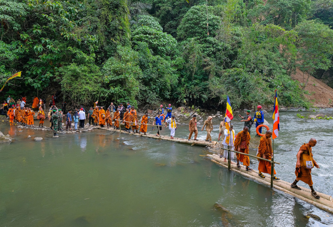 Masyarakat Semarang, para pemuka agama, dan aparatur pemerintahan antusias menyambut kedatangan rombongan Biksu Tudong saat menyeberangi Sungai Tretes. Biksu Tudong merupakan rombongan para biksu yang berjalanan kaki dari Thailand menuju ke Candi Borobudur untuk mengikuti perayaan Hari Raya Waisak.