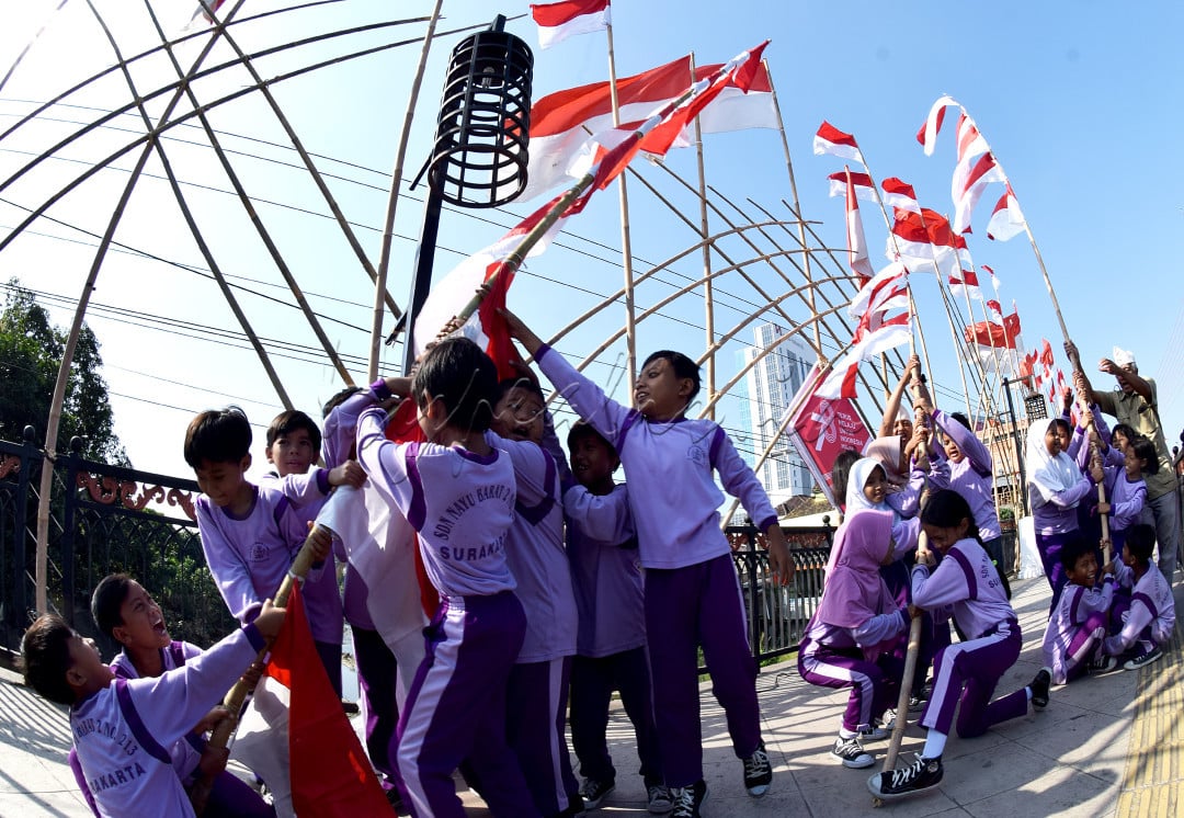 Berawal dari saling bantu dalam hal kecil, kelak mereka akan mengerti arti gotong royong menjadikan kekuatan bersatu dan timbul jiwa toleransi sesamanya.