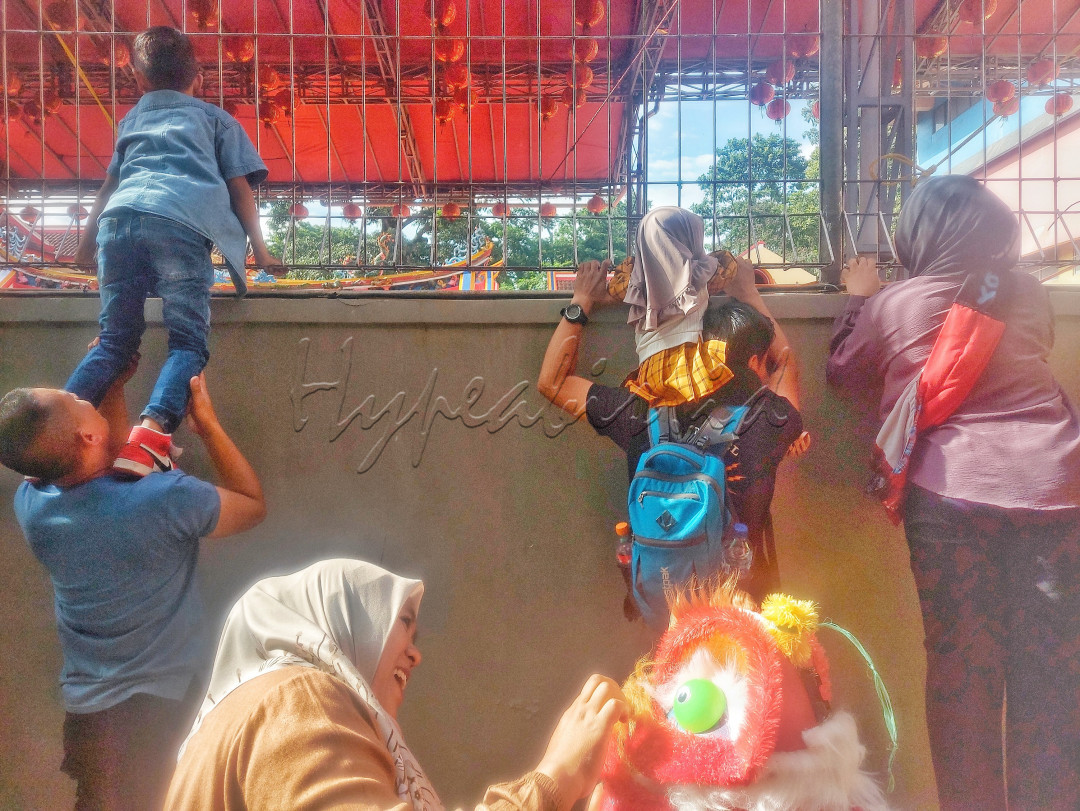 Cap Gomeh adalah rangkaian perayaan tahun baru berasal dari cina yang mana kegiatan tersebut beradaptasi dengan tempat mereka berada sehingga masyarakat kota bogor berbondong-bondong menyaksikannya yang menciptakan kerukunan serta kebersamaan.&nbsp;